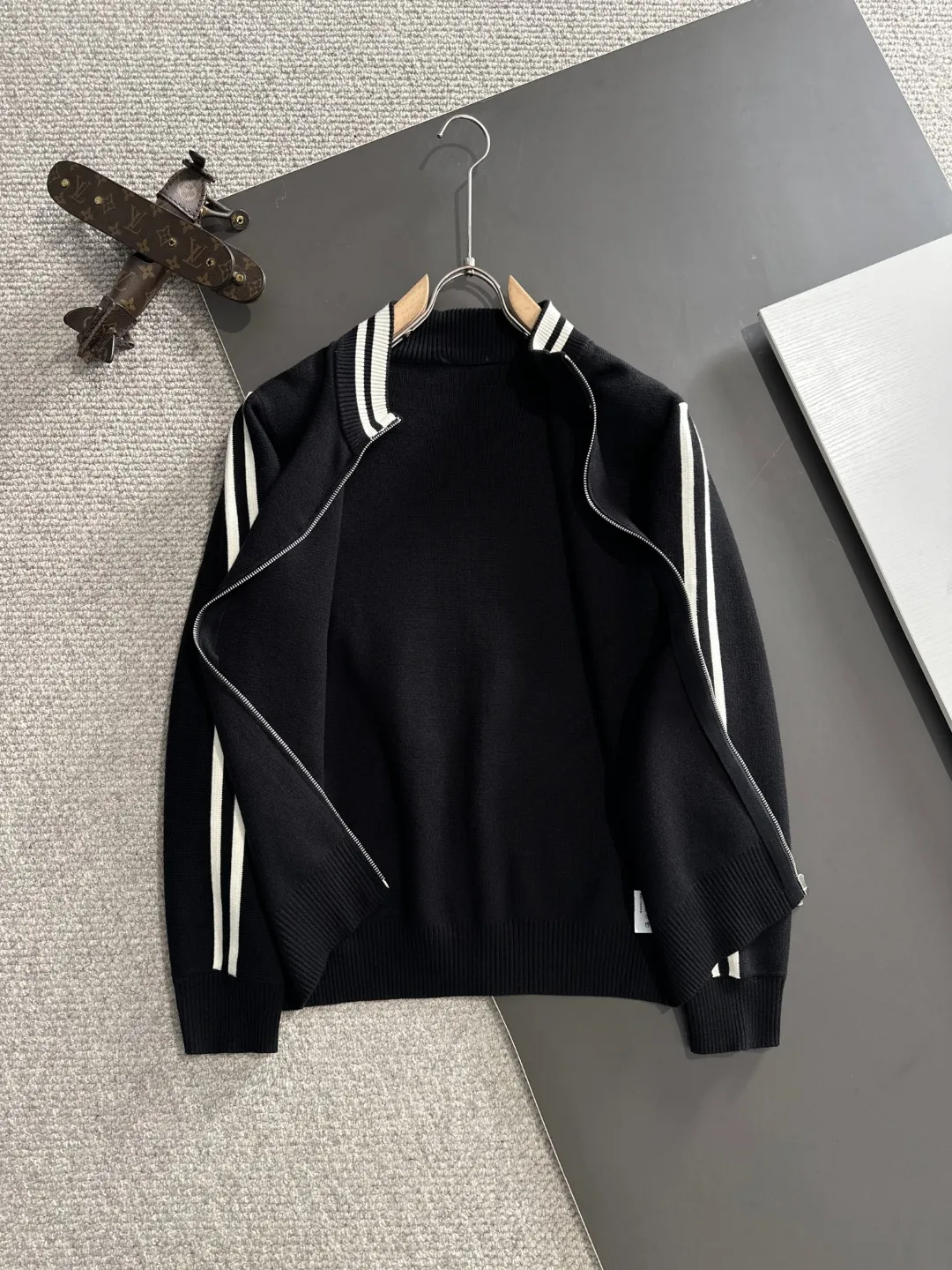 Next day shipping P460 Big Goose 2025 official website latest winter sweater, popular items are on sale at the counter simultaneously! Specially made of wool blended fabric. It feels comfortable and can be directly in contact with the skin. The logo badge is exquisitely embroidered, which is extremely eye-catching! The details highlight the fashionable charm of big brands. Exquisite workmanship. Three-dimensional cutting style. The wearing effect is invincible and handsome! All three standards are complete! Size: M-3XL